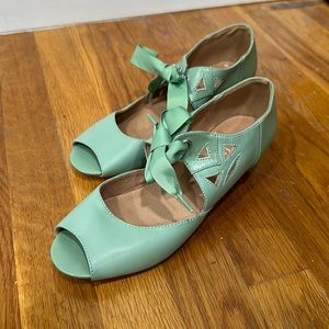 Beautiful Mint Chelsea Crew Shoes